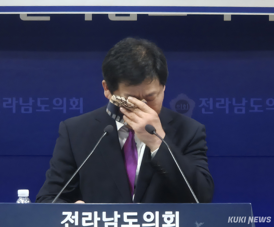 정영덕 전 전남도의원이 14일 전남도의회에서 기자회견을 열고 무안군수 무소속 출마를 선언했다. 정 전 의원은 8년 전 자신을 향했던 ‘미투 공작’으로 후보 자격을 박탈당했다며 억울함을 호소했다. /신영삼 기자