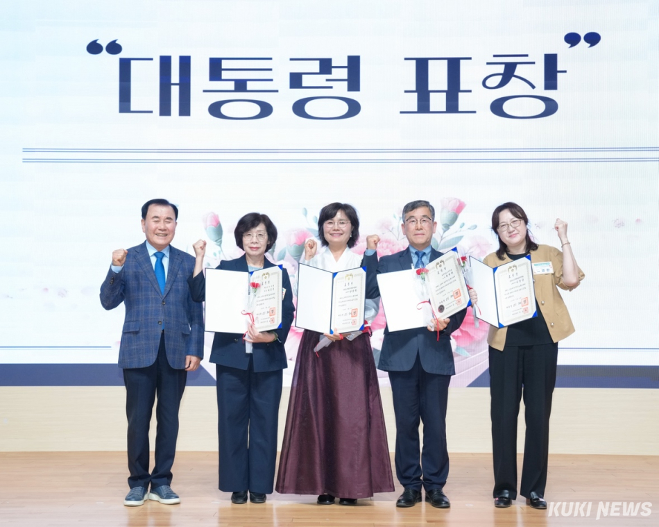 충남교육청은 14일 제45회 스승의 날을 맞아 청 내 대강당에서 학생 교육과 사도 실천에 헌신한 유공 교원 984명에 대한 표창장 수여식을 개최했다.
