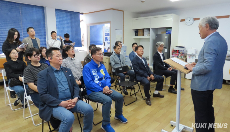 제9회 전국동시지방선거를 20일 앞두고 강릉시 행정의 전초기지를 담당했던 전직 강릉시청 공무원노조 지부장들이 14일 선거사무실에서 더불어민주당 김중남 강릉시장 후보에 대한 지지를 공식 선언하는 기자회견을 개최, 