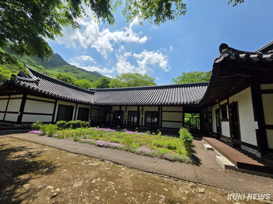 강원 화천군이 막대한 예산을 들여 조성한 산약초마을이 16년째 혈세먹는 하마로 방치되고 있어 빈축을 사고 있다.