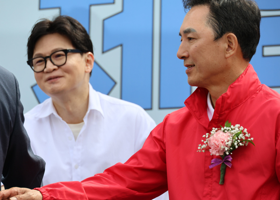 부산 북갑 국회의원 보궐선거에 출마한 박민식(오른쪽) 국민의힘 후보와 한동훈 무소속 후보가 지난달 26일 부산 구포초에서 열린 동문회 운동회에 참석했다. 연합뉴스