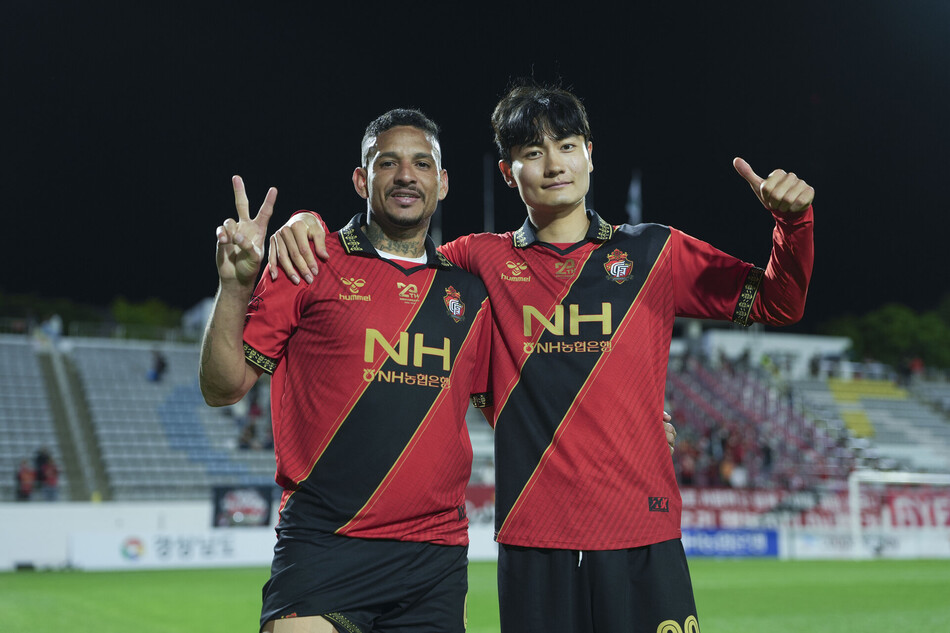 경남FC 공격수 단레이와 이중민 선수가 포즈를 취하고 있다. 경남FC 제공