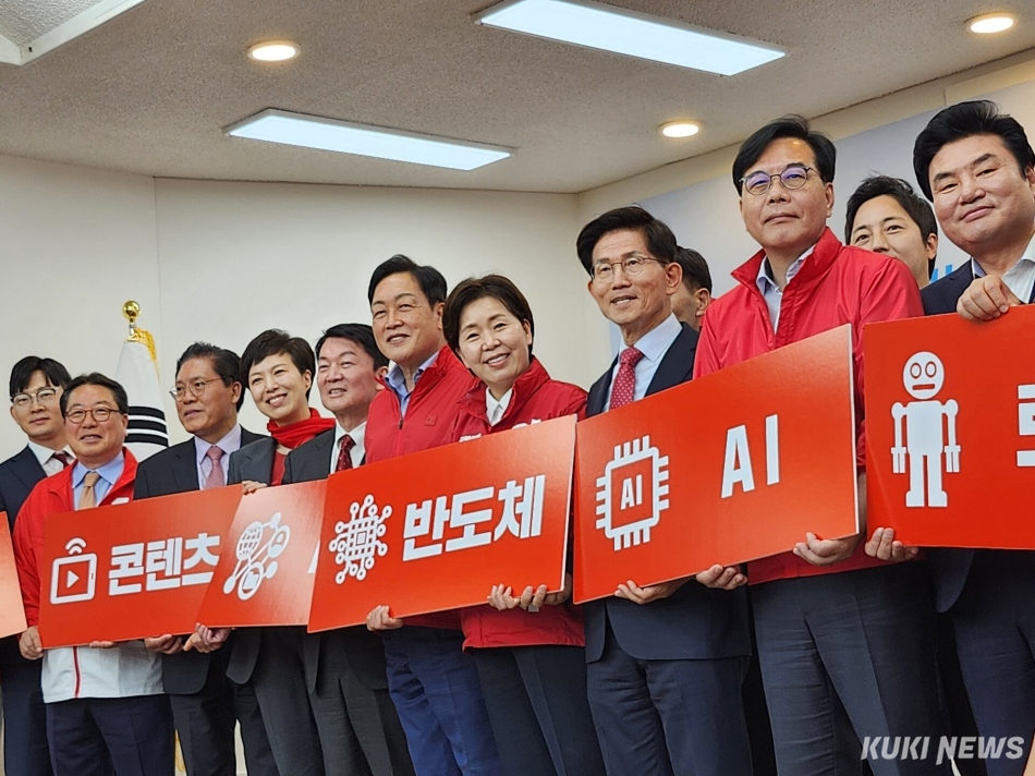 14일 경기 수원시 장안구 국민의힘 경기도당에서 열린 양향자 경기지사 후보 선거사무소 개소식에서 참석자들이 기념 사진을 촬영하고 있다. 전재훈 기자