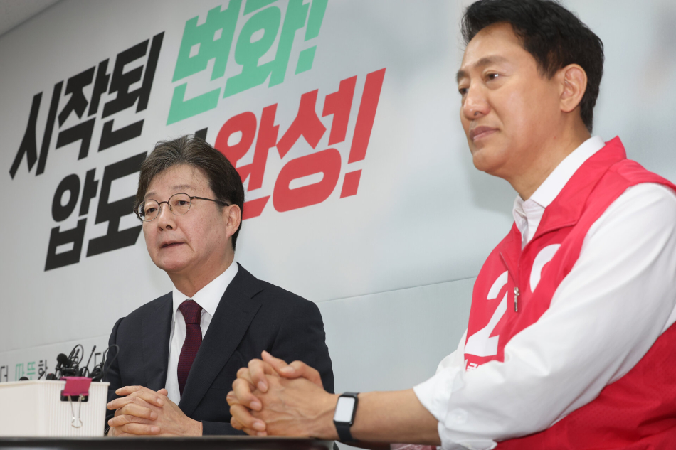 오세훈 국민의힘 서울시장 후보가 14일 오전 서울 종로구 캠프 사무실에서 유승민 전 의원과 만나고 있다. 연합뉴스