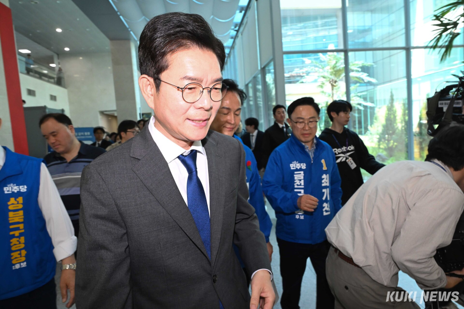 정원오 더불어민주당 서울시장 후보가 13일 기자회견이 끝난 뒤 국회 소통관을 나서고 있다. 임은재 기자