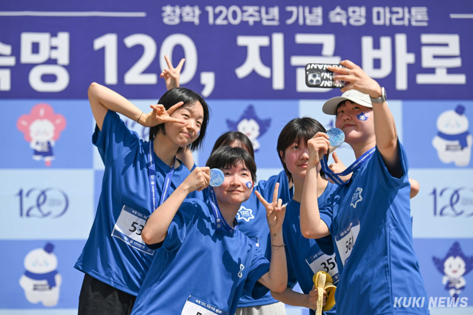 15일 서울 용산구 일대에서 열린 ‘숙명 120, 지금 바로 RUN!’에서 마라톤을 완주한 학생들이 기념사진을 촬영하고 있다.