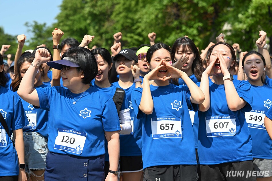 문시연 숙명여자대학교 총장이 15일 서울 용산구 일대에서 열린 ‘숙명 120, 지금 바로 RUN!’에서 참가하는 학생들을 격려하고 있다.