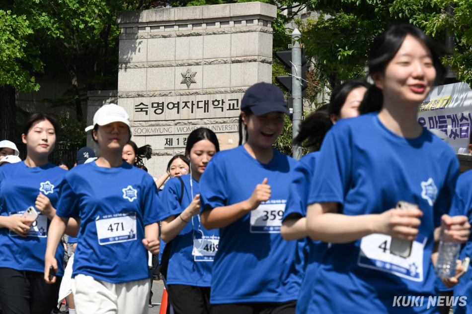 숙명여대 학생들이 15일 서울 용산구 일대에서 진행된 ‘숙명 120, 지금 바로 RUN!’에 참가해 달리고 있다.