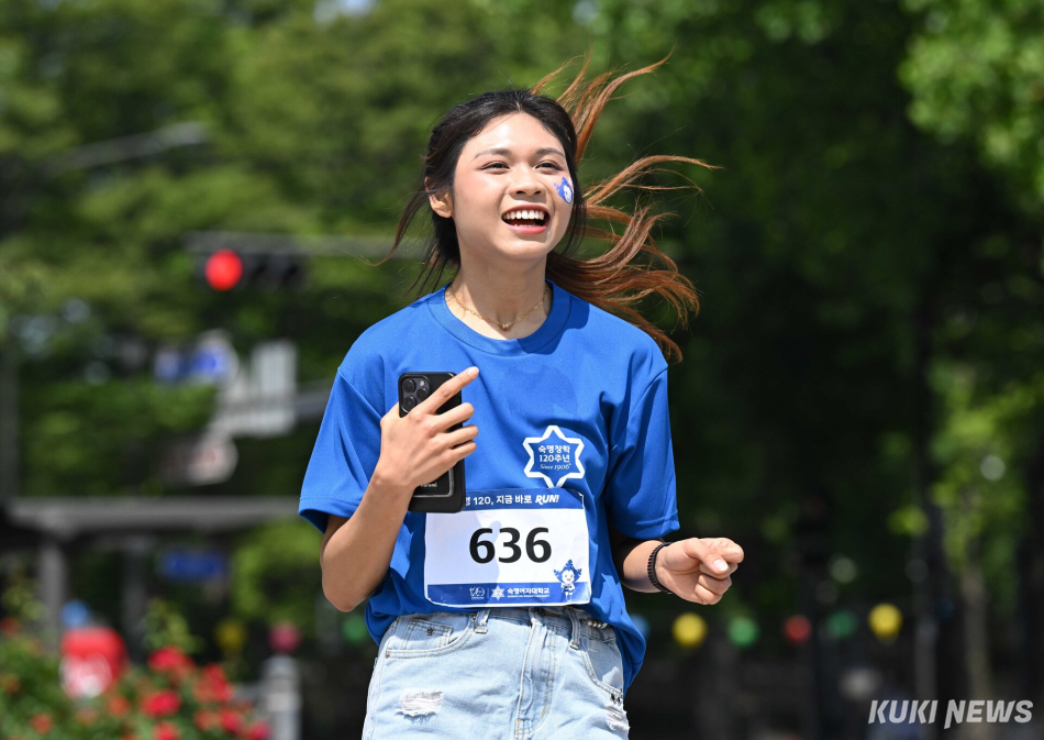 숙명여대 학생 이지연(23)씨가 15일 서울 용산구 일대에서 진행된 ‘숙명 120, 지금 바로 RUN!’의 결승선을 통과하고 있다.