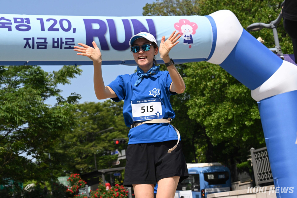 숙명여대 교직원 박경옥(48)씨가 15일 서울 용산구 일대에서 진행된 ‘숙명 120, 지금 바로 RUN!’을 완주하고 있다.