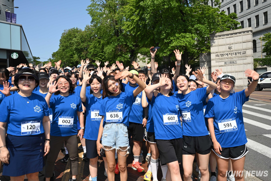 15일 서울 용산구 일대에서 열린 ‘숙명 120, 지금 바로 RUN!’에서 문시연 숙명여대 총장과 학생들이 출발 대기선에 서서 환호하고 있다.