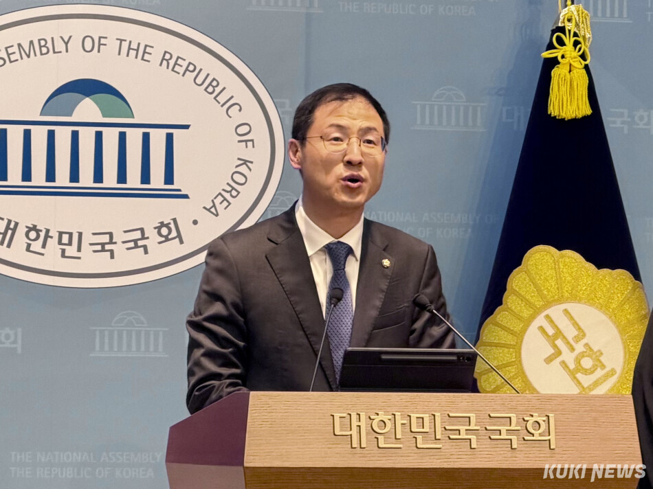 김상욱 더불어민주당 울산시장 후보가 지난달 15일 서울 여의도 국회에서 열린 기자회견에서 발언하고 있다. 유병민 기자