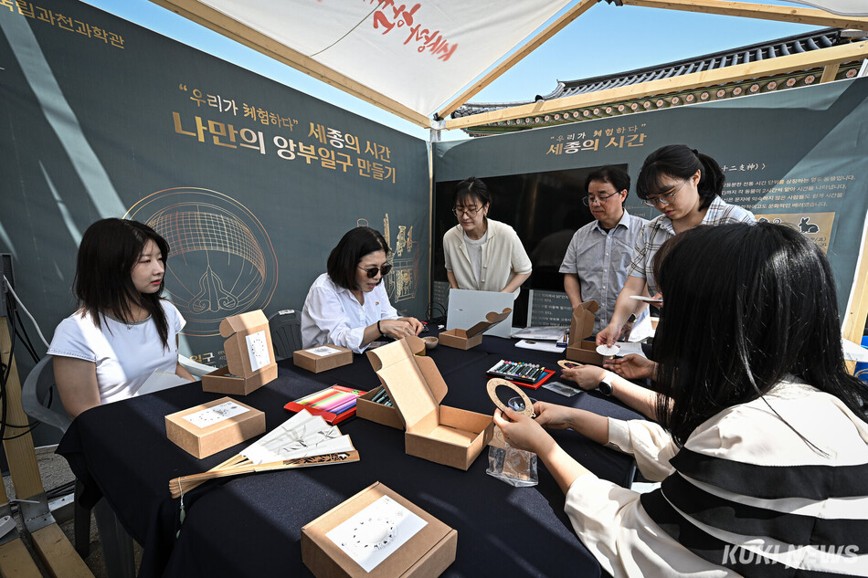 15일 서울 종로구 경복궁 흥례문 광장에서 열린 ‘629돌 세종대왕 나신 날’ 체험행사에서 시민들이 프로그램에 참여하고 있다.