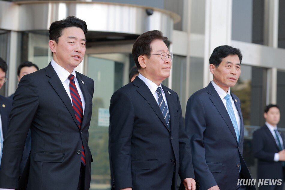 이재명 대통령이 지난 4월2일 오후 중동 사태 대응을 위한 추가경정예산안에 대한 시정연설을 마친 뒤 국회를 나서고 있다. 임은재 기자