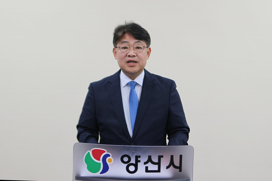 김석규 양산시의원이 15일 시청 프레스센터에서 기자회견을 하고 있다.