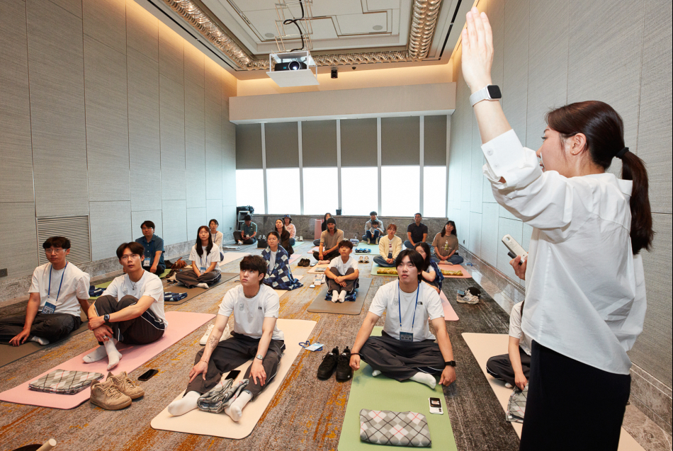 롯데가 15일 서울 송파구 시그니엘 서울에서 롯데 스키앤스노보드팀 선수 및 가족 20여명을 대상으로 워크숍을 진행한다. 워크숍에 참석한 선수들과 가족들이 명상 요가 프로그램에 참여하고 있다. 롯데그룹