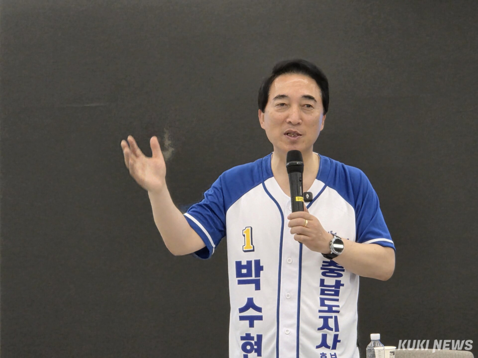 박수현 후보가 기자들의 질의에 응답하고 있다. 사진=홍석원 기자