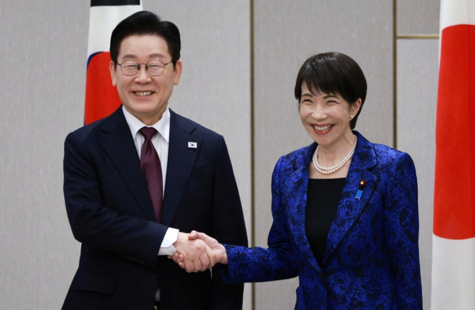 이재명 대통령과 다카이치 사나에 일본 총리가 지난2월 13일 일본 나라현 정상회담장에서 확대 회담에 앞서 악수하고 있다. 연합뉴스