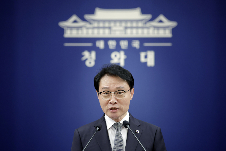 이규연 홍보소통수석이 15일 청와대 기자회견장에서 정부 인사 발표 관련 브리핑을 하고 있다. 연합뉴스