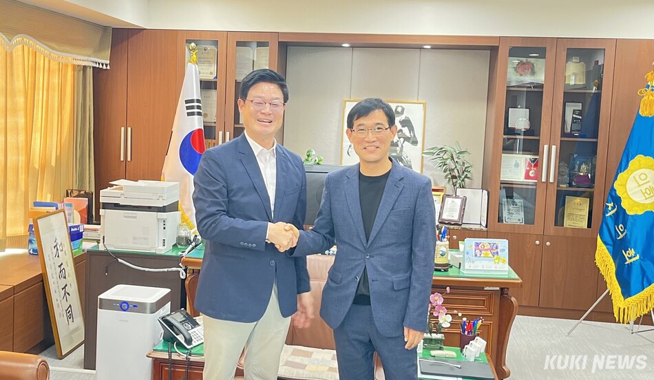 조용기(오른쪽) 강원 원주시 의장은 15일 원주시의회 의장실에서 6·3 지방선거 더불어민주당 구자열 원주시장 후보를 만나 ‘공식 지지’를 선언했다. 윤수용 기자
