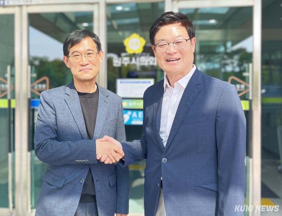조용기(왼쪽) 강원 원주시 의장은 15일 원주시의회 의장실에서 6·3 지방선거 더불어민주당 구자열 원주시장 후보를 만나 ‘공식 지지’를 선언했다. 윤수용 기자