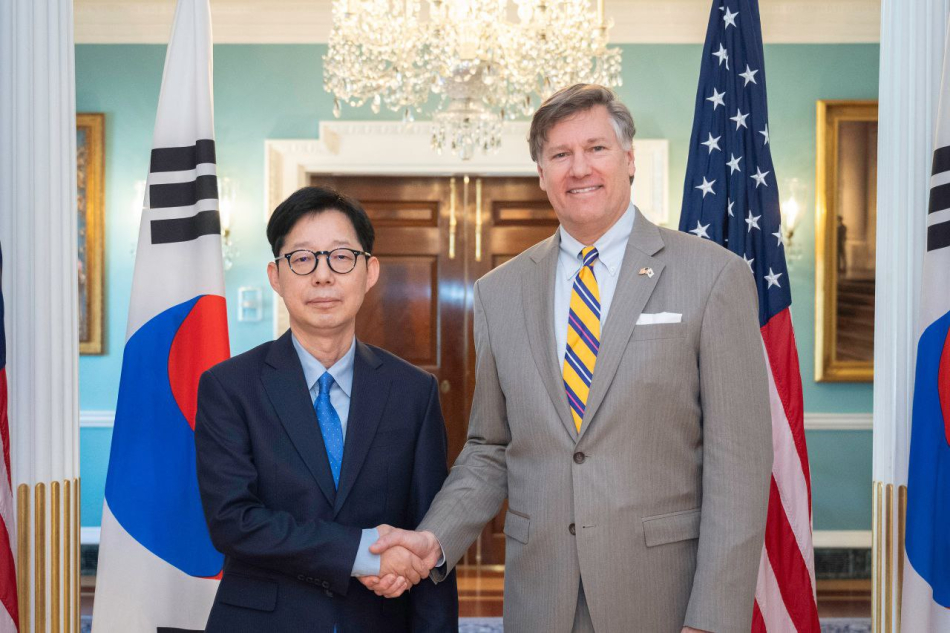 박윤주 외교부 1차관이 지난해 12월1일(현지시간) 미국 워싱턴DC 국무부에서 열린 크리스토퍼 랜다우 국무부 부장관과의 한미 외교차관회담에서 기념촬영을 하고 있다. 외교부