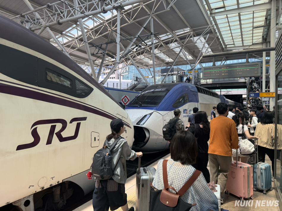 KTX·SRT 중련열차를 탑승하고 서울역에 도착한 승객들. 송민재 기자