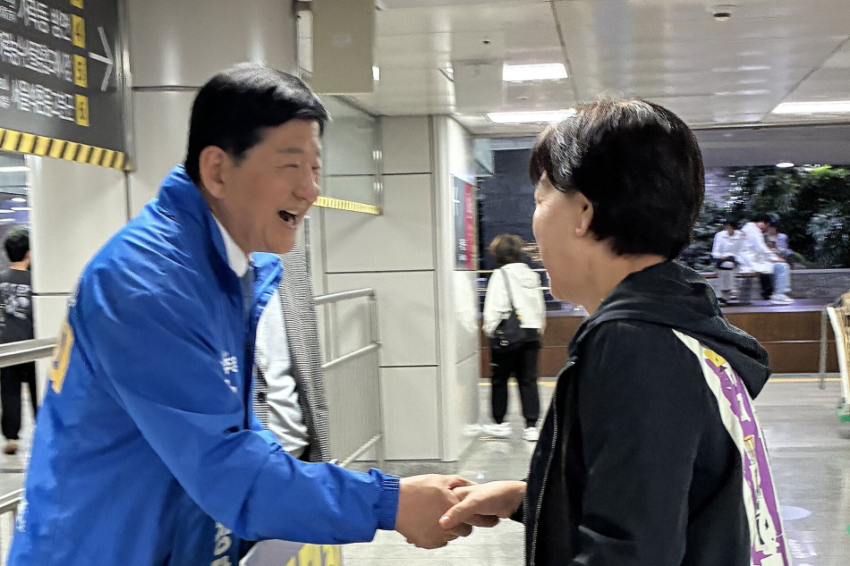 조재희 더불어민주당 송파구청장 후보가 최근 서울 송파구 한 지하철역 안에서 시민들과 인사하고 있다. 조 후보 캠프 제공
