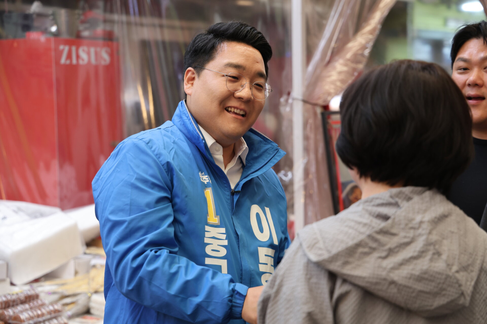 이동현 더불어민주당 중구청장 후보가 주민들과 소통하고 있다. 이동현 캠프 제공
