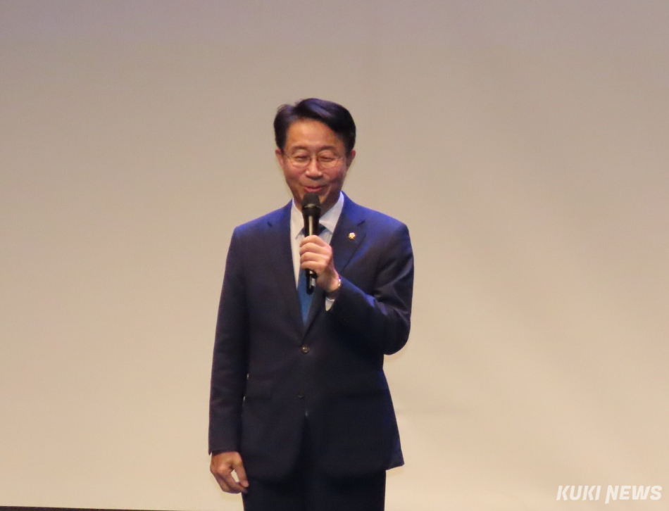 더불어민주당 우상호 강원도지사 후보가 15일 강릉 단오제전수교육관에서 국회의장 후보로 선출된 조정식 국회의원 등 500여명이 참석한 가운데 ‘선거대책위원회 출범식’을 갖고, 본격적인 선거전에 돌입했다. 국회의장 후보에 선출된 조정식 국회의원 모습. 전인수 기자