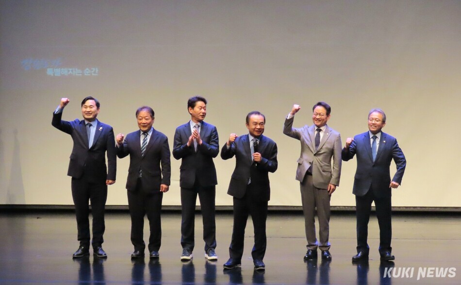 더불어민주당 우상호 강원도지사 후보가 15일 강릉 단오제전수교육관에서 국회의장 후보로 선출된 조정식 국회의원 등 500여명이 참석한 가운데 ‘선거대책위원회 출범식’을 갖고, 본격적인 선거전에 돌입했다. 상임 공동선대위원장들 모습. 전인수 기자