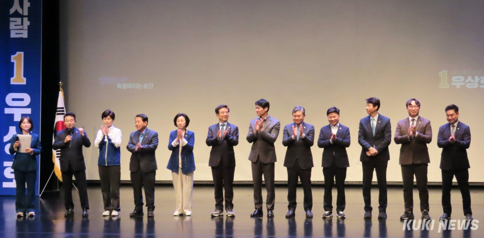 더불어민주당 우상호 강원도지사 후보가 15일 강릉 단오제전수교육관에서 국회의장 후보로 선출된 조정식 국회의원 등 500여명이 참석한 가운데 ‘선거대책위원회 출범식’을 갖고, 본격적인 선거전에 돌입했다. 민주당 소속 국회의원들 모습. 전인수 기자