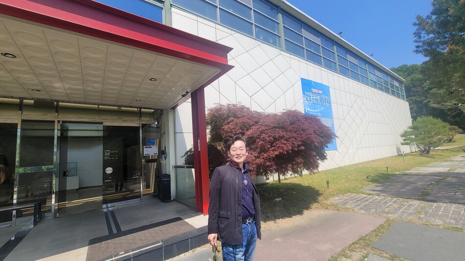 천안 리각미술관 운영 총괄 디렉터를 맡은 민성동 화백. 조한필 기자
