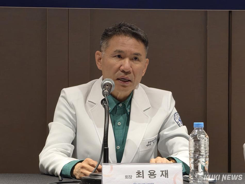 최용재 대한소아청소년병원협회 회장이 기자간담회에서 발언하고 있다. 이찬종 기자