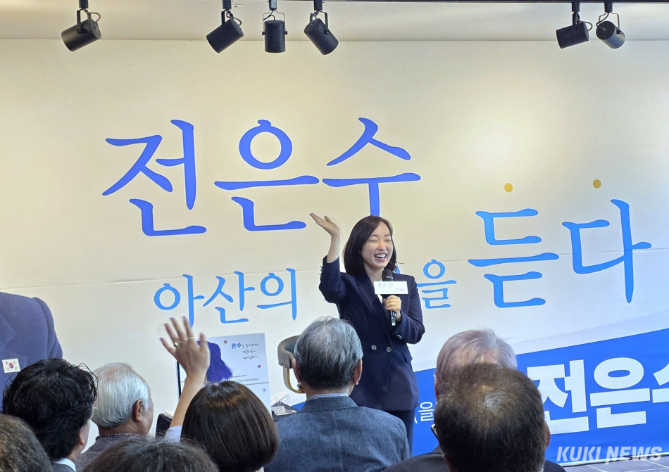 전은수 충남 아산을 국회의원 보궐선거 더불어민주당 후보가 16일 아산 배방읍에 위치한 선거사무소에서 시민과 간담회를 진행하고 있다. 김미경 기자