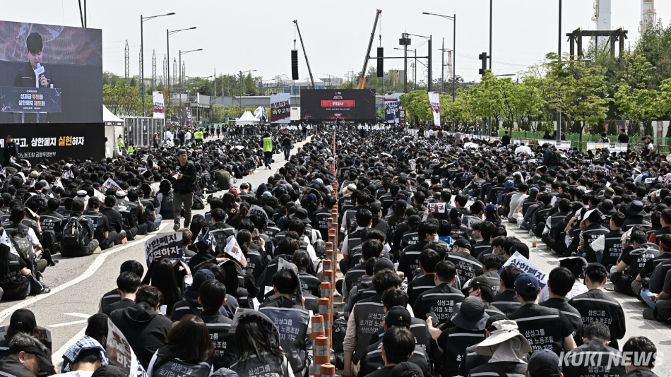 삼성전자 노조가 진나달 23일 경기 평택시 삼성전자 평택사업장 앞에서 ‘투명하게 바꾸고, 상한폐지 실현하자-4/23 투쟁 결의대회’를 열었다. 경찰 추산 4만명이 참석했다. 남동균 기자