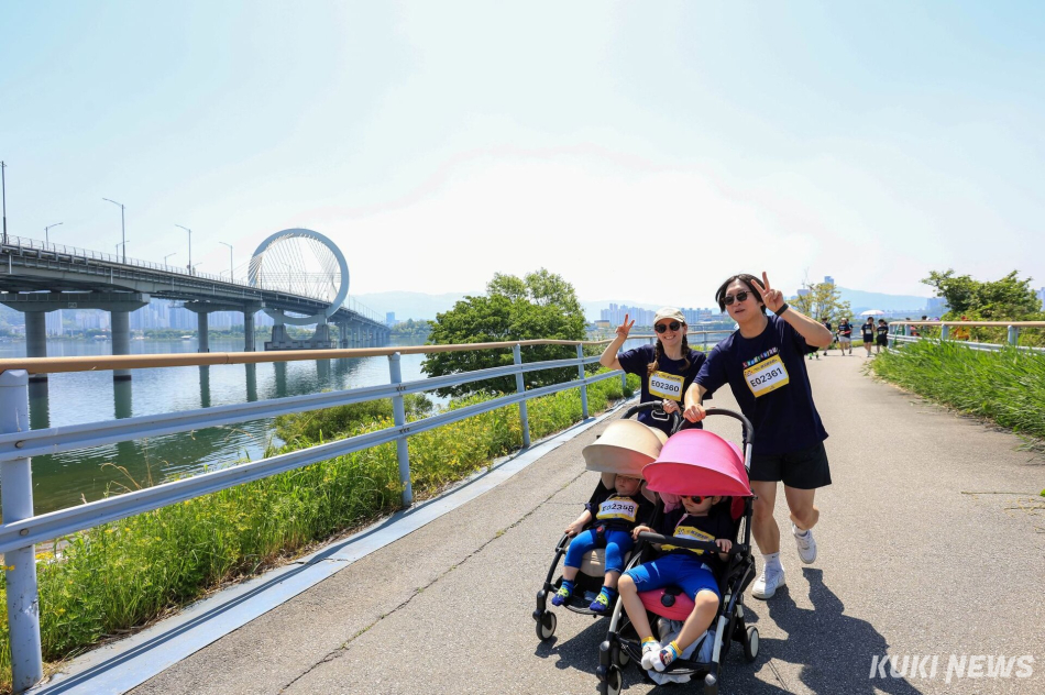 레고랜드 런은 기록보다 가족·친구와 함께한 참가자들이 추억을 새기는 시간으로 펼쳐졌다.