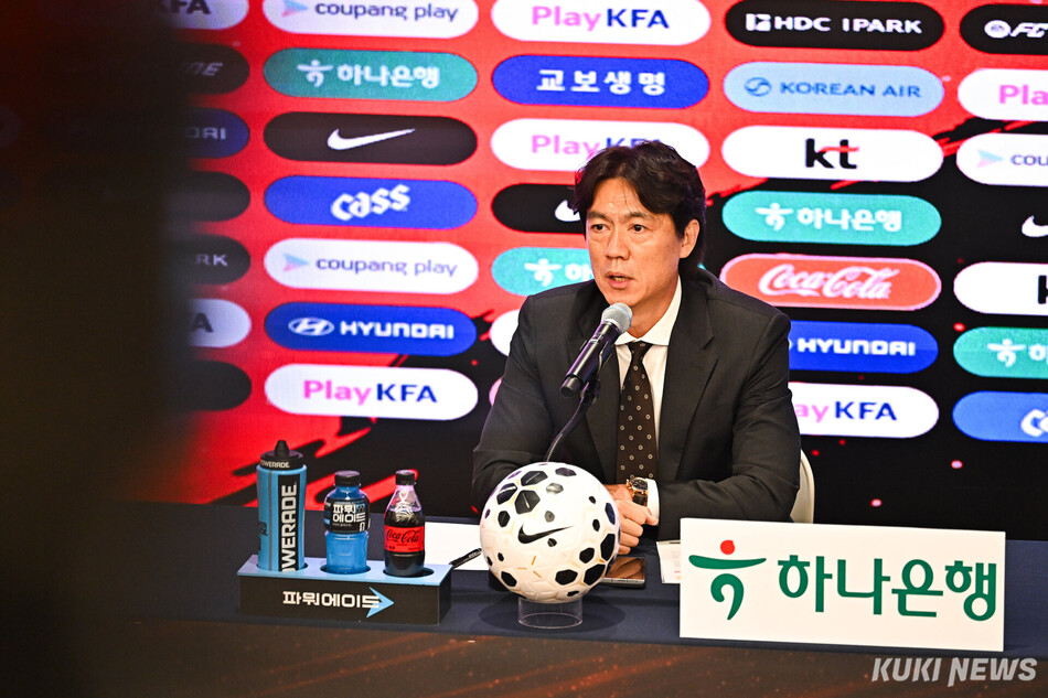 홍명보 축구대표팀 감독이 16일 서울 종로구 KT 광화문 웨스트 빌딩에서 열린 기자회견에서 2026 북중미 월드컵 대표팀 명단을 발표하고 있다.