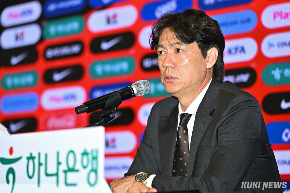 홍명보 축구대표팀 감독이 16일 서울 종로구 KT 광화문 웨스트 빌딩에서 열린 기자회견에서 2026 북중미 월드컵 대표팀 명단을 발표하고 있다.