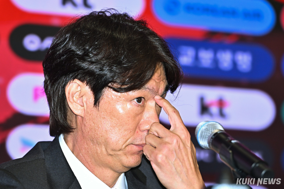 홍명보 축구대표팀 감독이 16일 서울 종로구 KT 광화문 웨스트 빌딩에서 열린 기자회견에서 취재진 질문을 듣고 있다.