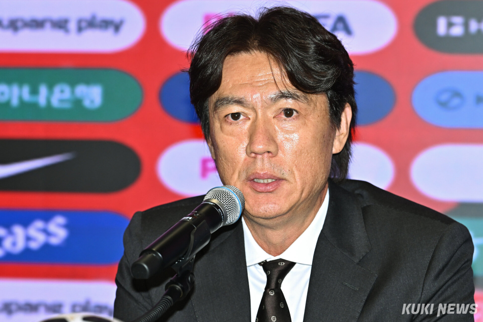 홍명보 축구대표팀 감독이 16일 서울 종로구 KT 광화문 웨스트 빌딩에서 열린 기자회견에서 2026 북중미 월드컵 대표팀 명단을 발표하고 있다. 남동균 기자