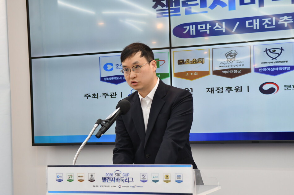 챌린지 바둑리그 대회사를 하고 있는 조한승 프로기사회장. 한국기원 제공
