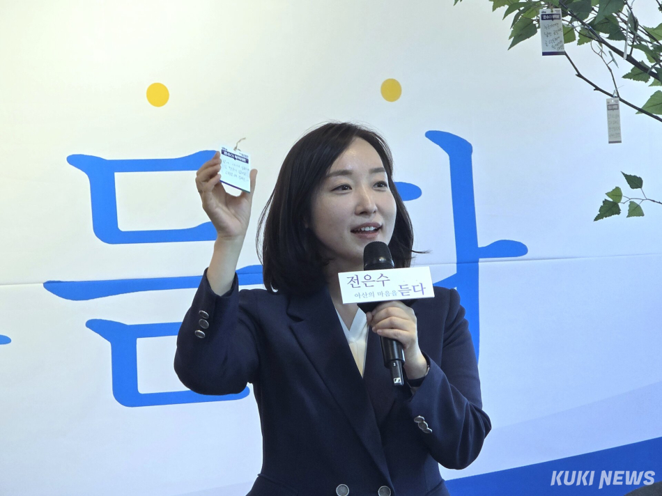 전은수 충남 아산을 국회의원 보궐선거 더불어민주당 후보가 16일 아산 배방읍에 위치한 선거사무소에서 시민과 간담회를 진행하고 있다. 김미경 기자