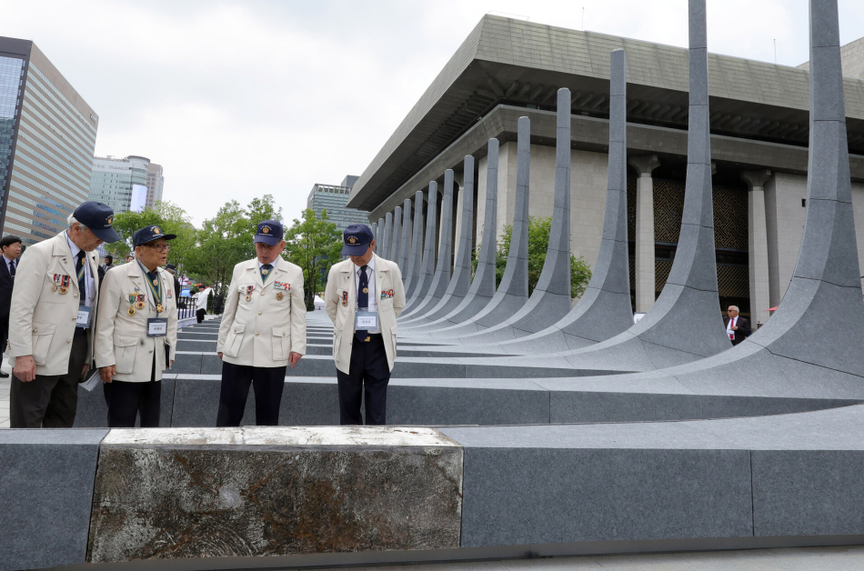 지난 12일 오전 서울 광화문광장에서 열린 ‘감사의 정원’ 준공식에서 6.25 참전 용사들이 22개국 참전 국가를 상징하는 조형물을 보고 있다. 연합뉴스