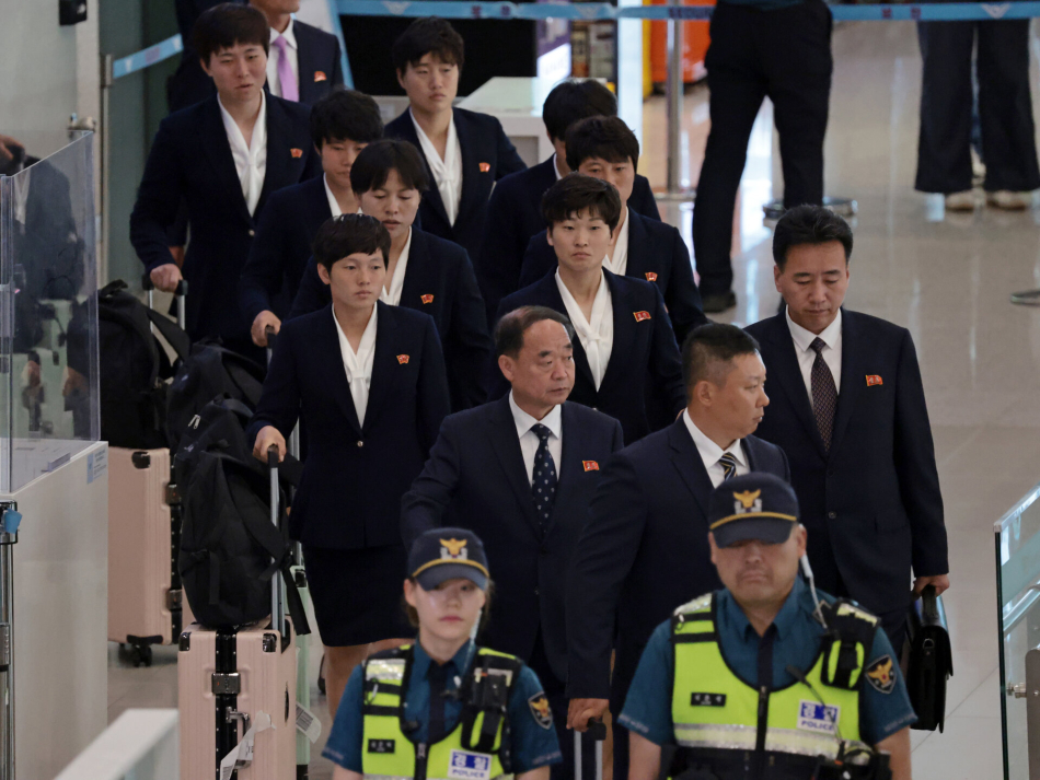 2025-2026 아시아축구연맹(AFC) 여자 챔피언스리그(AWCL) 4강전에서 수원FC 위민을 상대하는 내고향여자축구단이 17일 인천국제공항 제1여객터미널을 통해 입국하고 있다. 연합뉴스