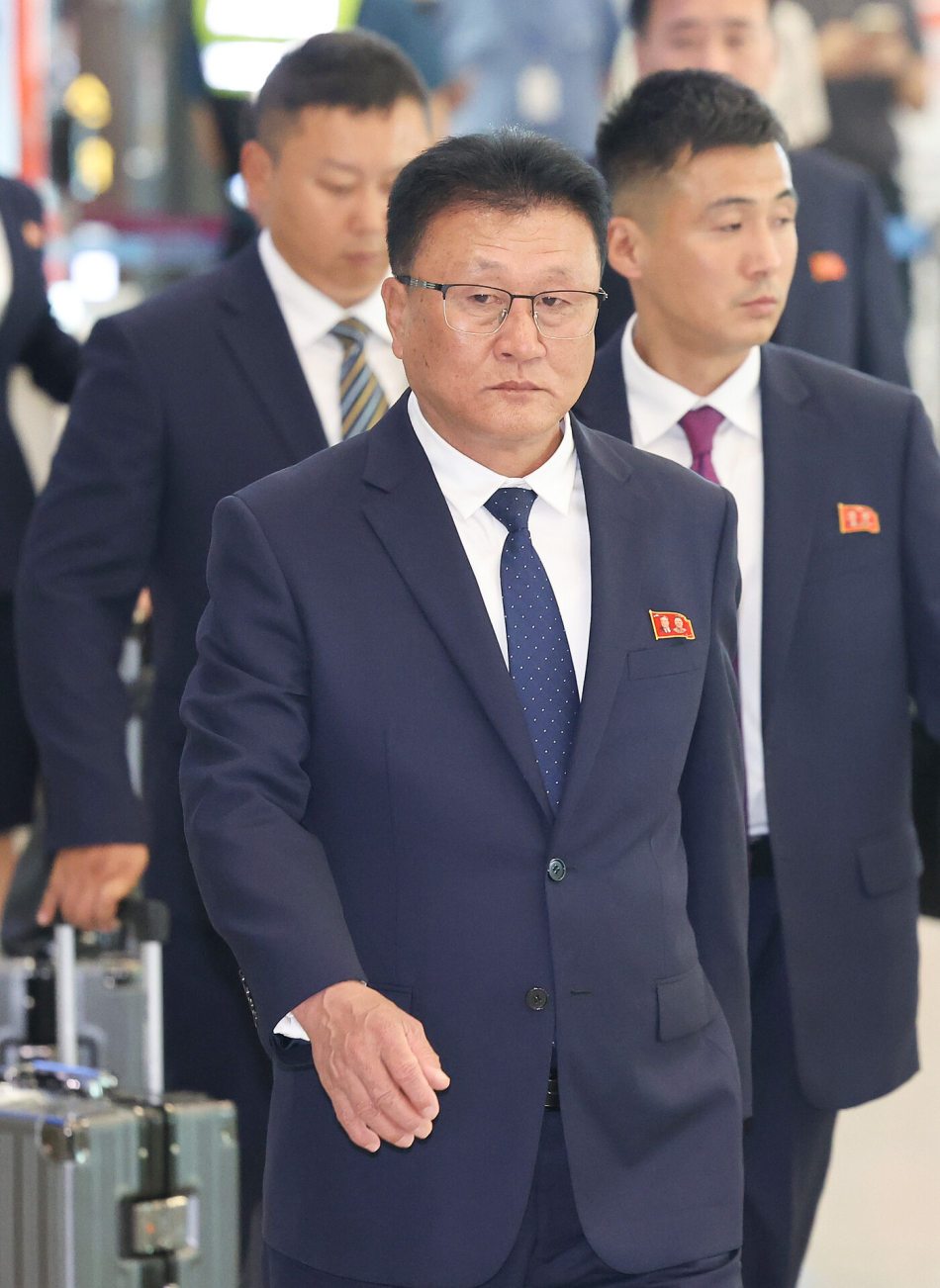 2025-2026 아시아축구연맹(AFC) 여자 챔피언스리그() 4강전에서 수원FC 위민을 상대하는 내고향여자축구단 현철윤 단장이 17일 인천국제공항 제1여객터미널을 통해 입국하고 있다. 연합뉴스