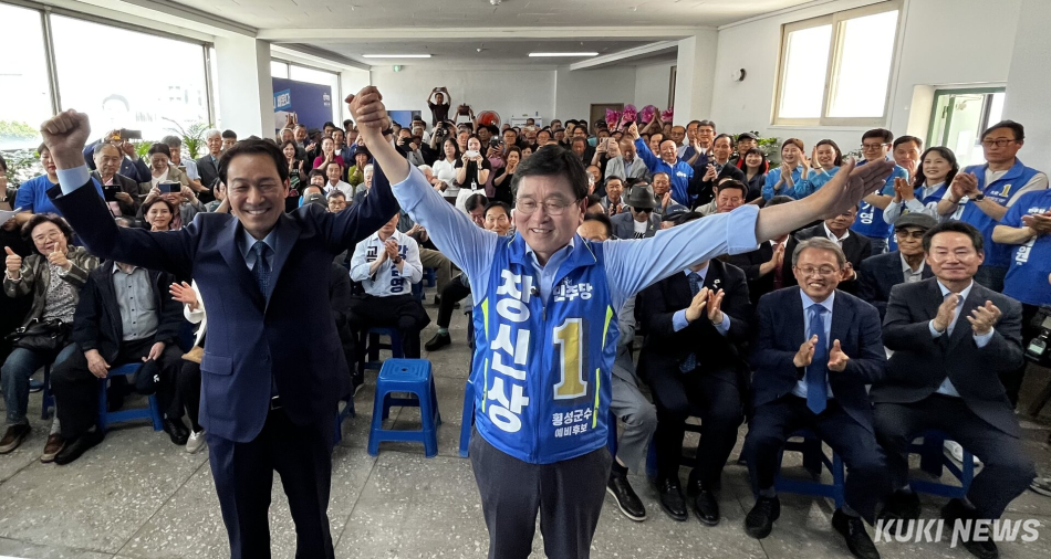 17일 오후 강원 횡성군 횡성읍에서 더불어민주당 장신상 횡성군수 후보 캠프 개소식이 열린 가운데 장 후보가 우상호 강원도지사 후보와 지지자들에게 ‘원팀’을 알리고 있다. 윤수용 기자