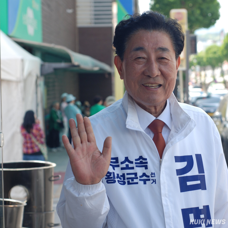 무소속 김명기 횡성군수 후보가 17일 선거사무소 개소식에 앞서 지지자들과 인사하고 있다. 윤수용 기자