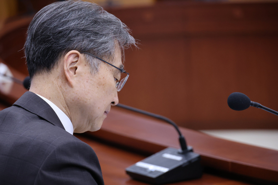 조현 외교부 장관이 13일 서울 종로구 정부서울청사에서 열린 비상경제본부회의에서 자료를 검토하고 있다. 연합뉴스