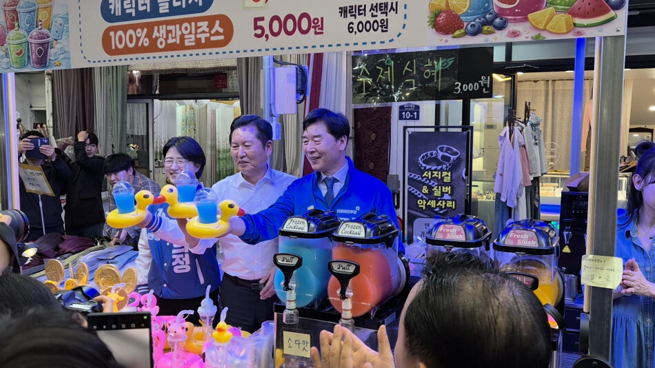 지난 2일 죽도시장을 찾은 정청래 대표가 오중기 경북도지사 후보, 박희정 포항시장 후보와 포즈를 취하고 있다. 민주당 제공